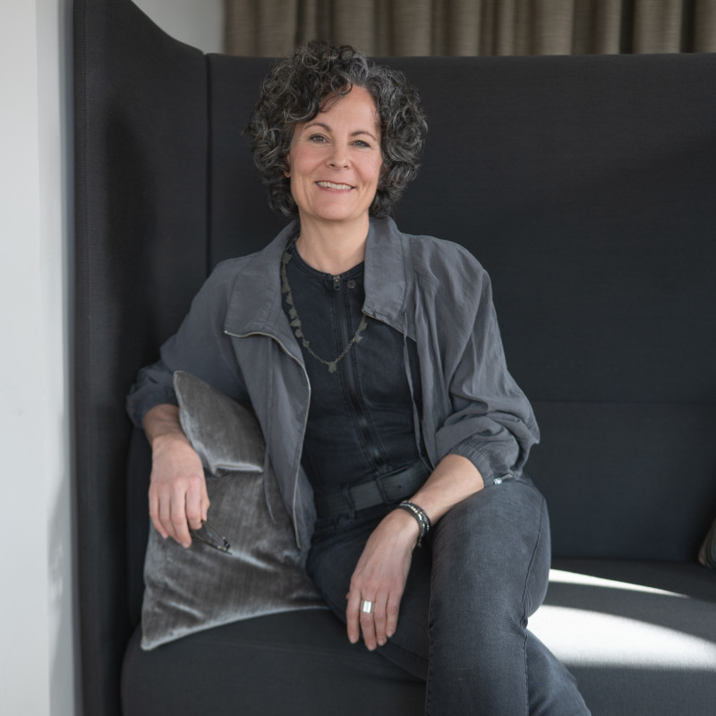 Eva-Maria Pitman Porträt, Interior Design und Raumgestaltung, hochwertige Beratung, persönliche Begleitung, klare Präsenz, Gestaltung mit Gefühl für Raum